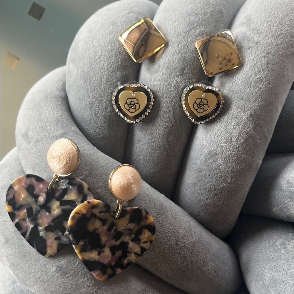 Gold tone and Black Earrings Set